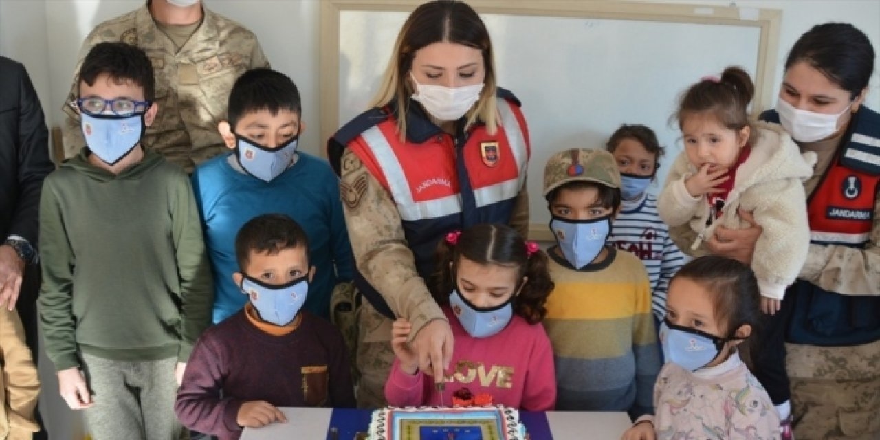 Kahramanmaraş'ta jandarma engelli çocukları ziyaret etti