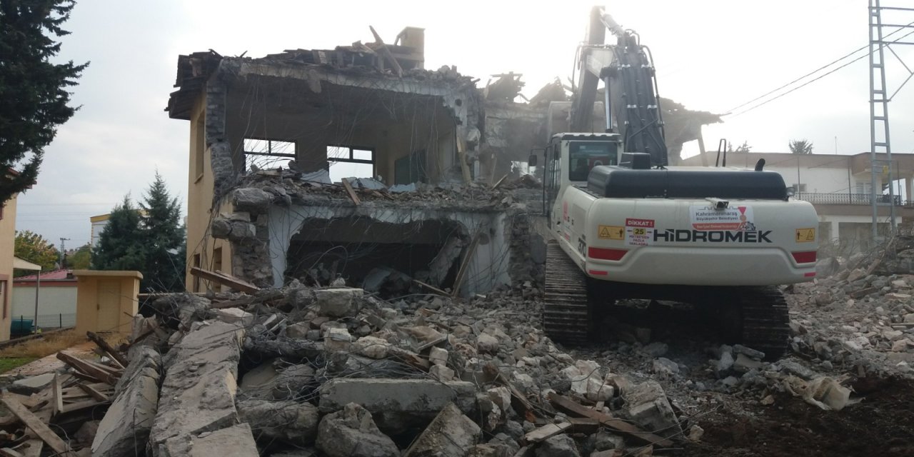 Kahramanmaraş’ta kullanım ömrü dolan eğitim binaları yıkılıyor