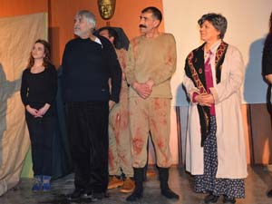 Karanfil Kokusunda adlı tiyatro sahnelendi