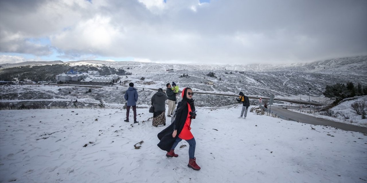 Uludağ'daki kar yağışı turizmcileri sevindirdi