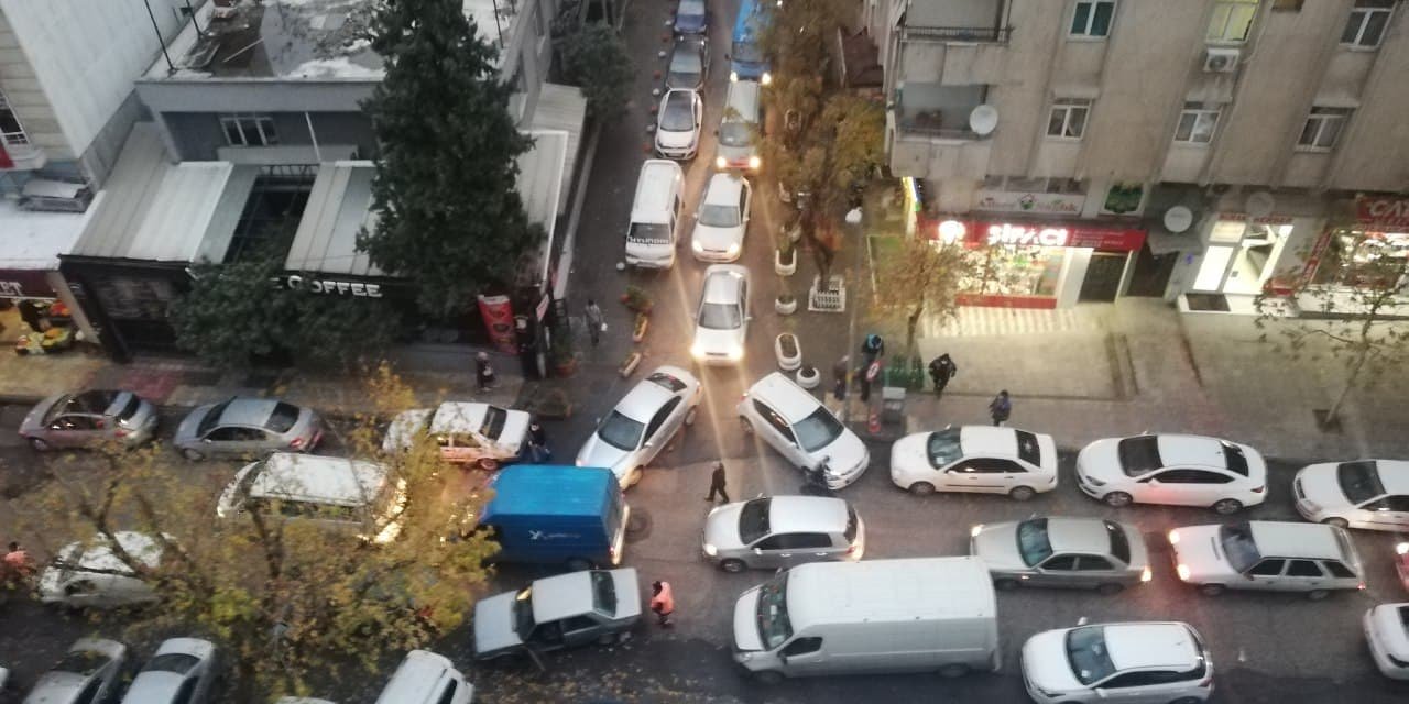 Görüntüler Kahramanmaraş'tan! Gelişigüzel parklanma trafiği tıkadı