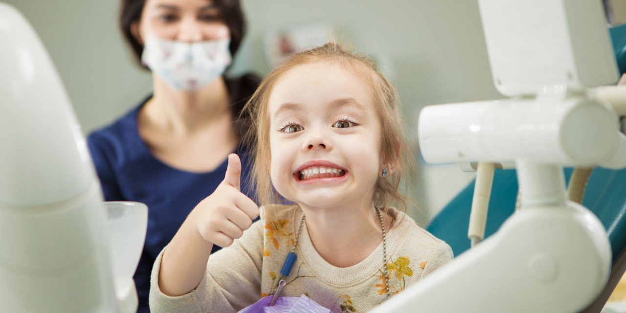 Çocuklarda ilk diş muayenesi ilk dişle birlikte yapılmalı