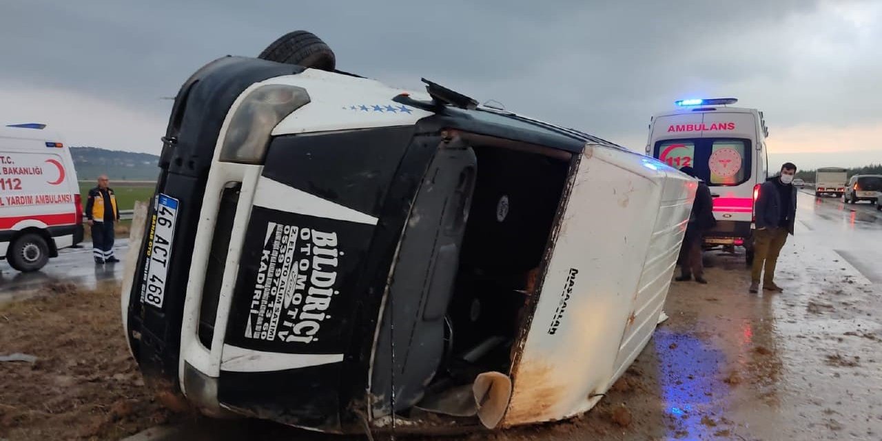 Kahramanmaraş'ta refüje çarpan minibüs yan yattı: 6 yaralı
