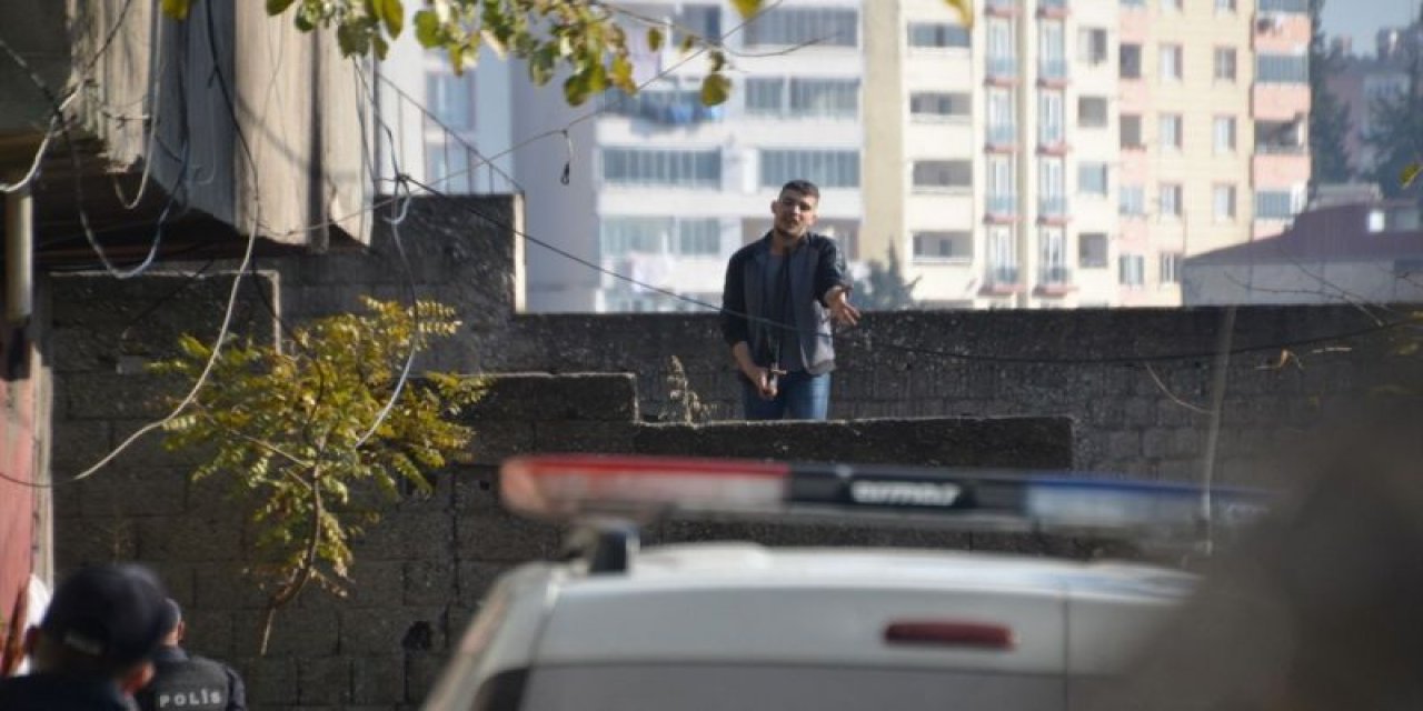 Kahramanmaraş'ta ağabeyinin otomobilini kurşunlayıp silahla çatıya çıkan genç polis tarafından ikna edildi