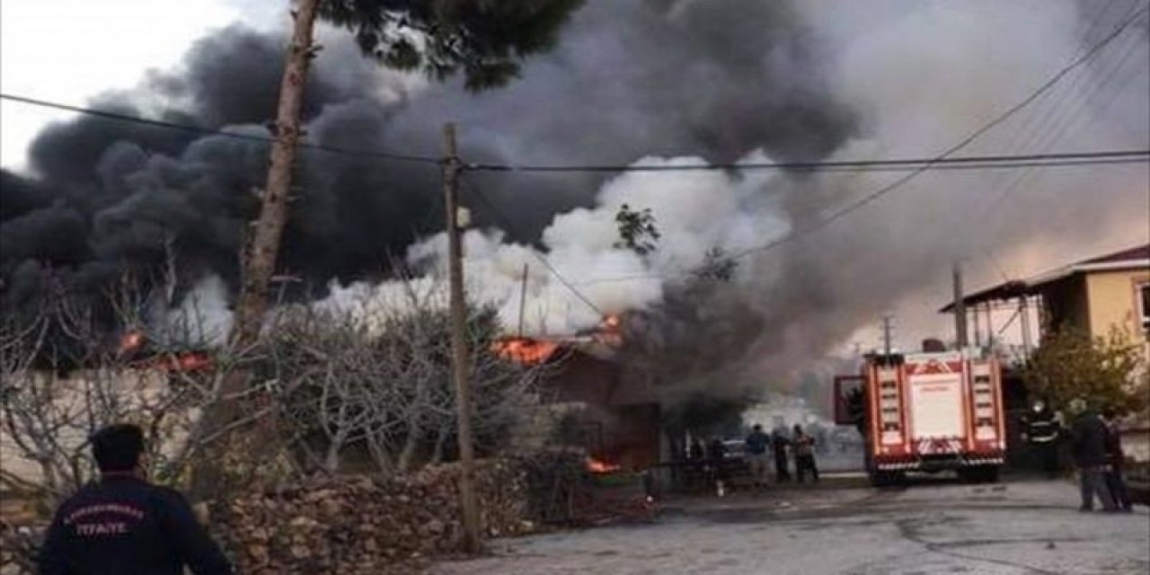 Türkoğlu'nda çıkan yangın iş yerini kül etti