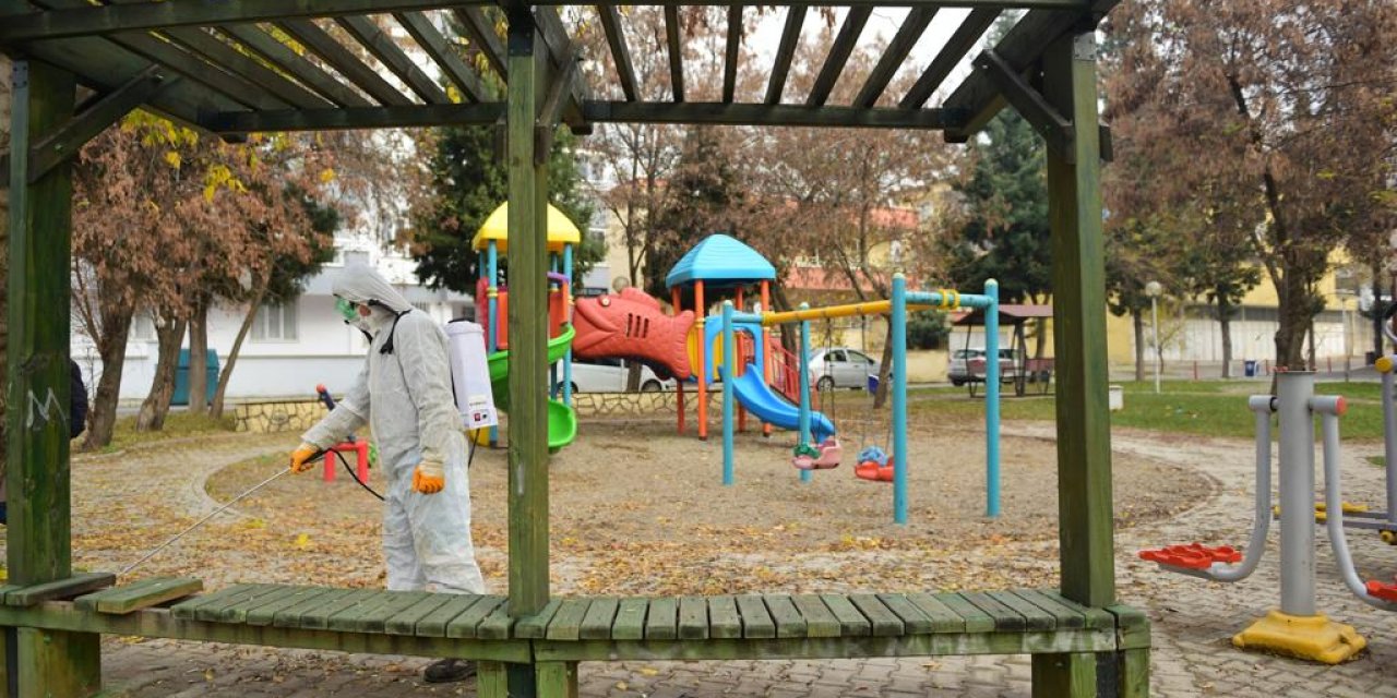 Kahramanmaraş’taki park ve bahçeler dezenfekte edildi