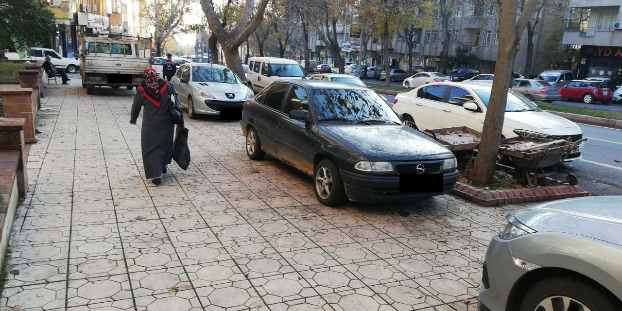 Kahramanmaraş’ta araçlarını kaldırıma park eden sürücüler yayaları zor durumda bırakıyor