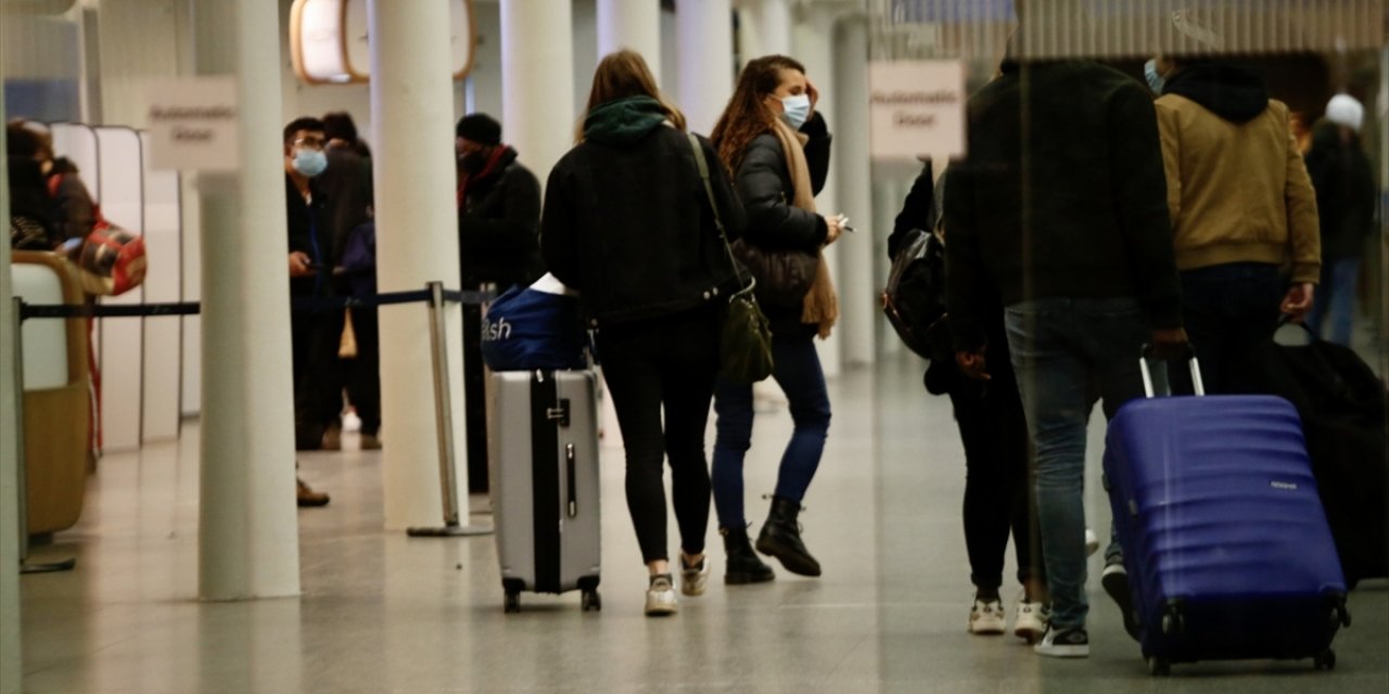 İngiltere'ye seyahat kısıtlamalarının ardından Londra'daki Heathrow Havalimanı'nda yoğunluk oluştu