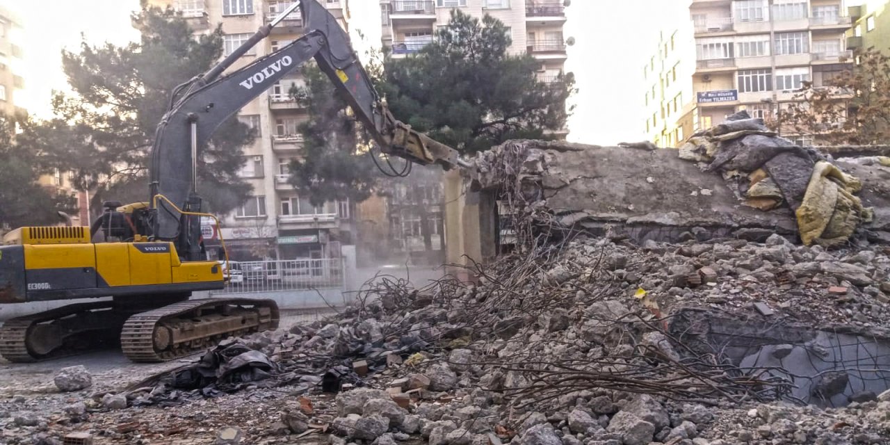 Kahramanmaraş’ta depreme dayanıksız okullar yıkılıyor