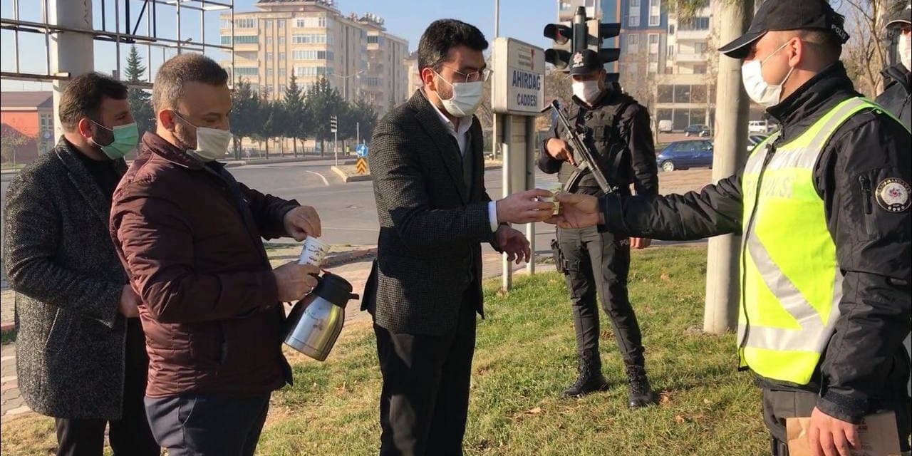 Kahramanmaraş'ta kısıtlamada görevli polis memurlarına çay ve simit ikramı
