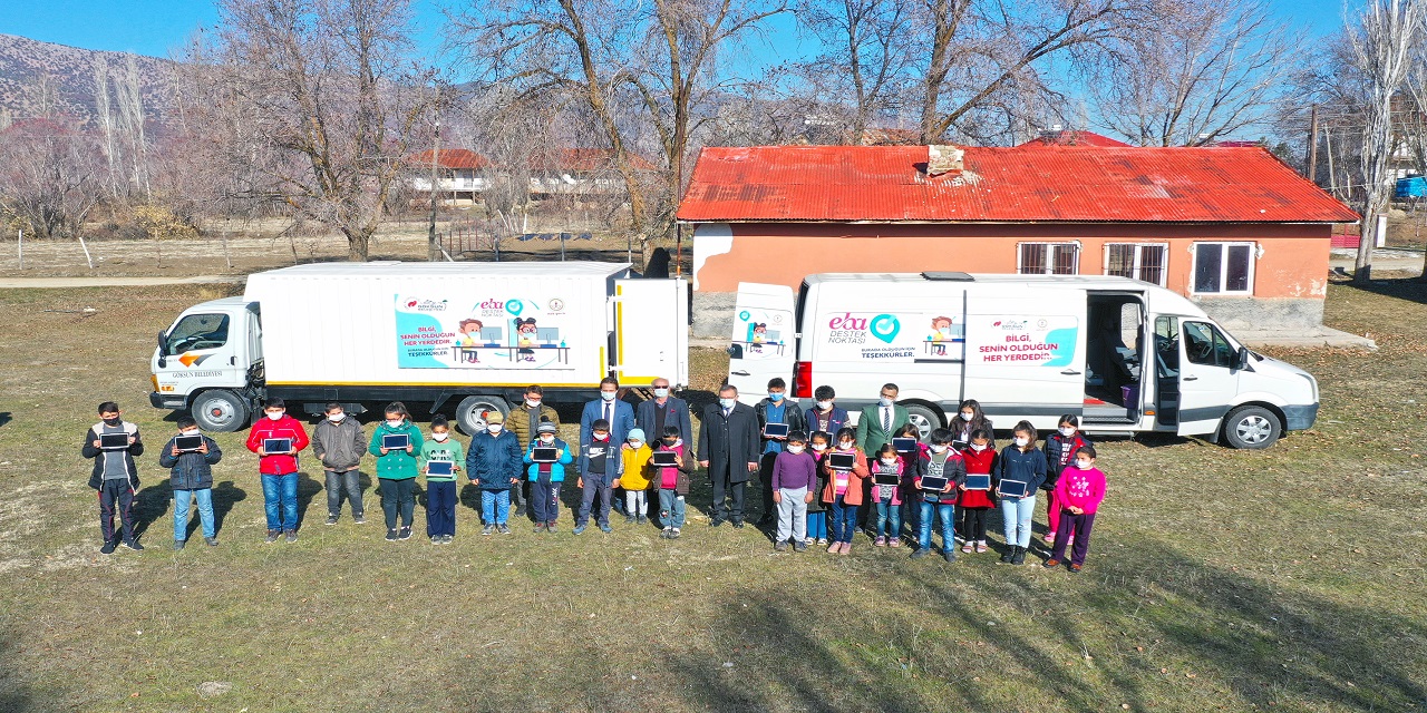 Göksun’da mobil araçlar EBA’yı öğrencilerin ayağına götürüyor
