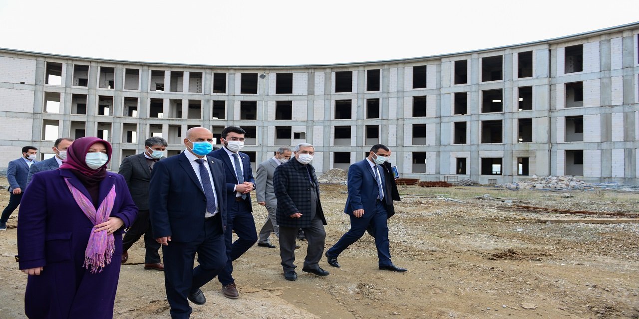 Milletvekili Kılıç, Avşar Yerleşkesi’nde gerçekleştirilen yatımlara ilişkin Rektör Can’dan bilgi aldı