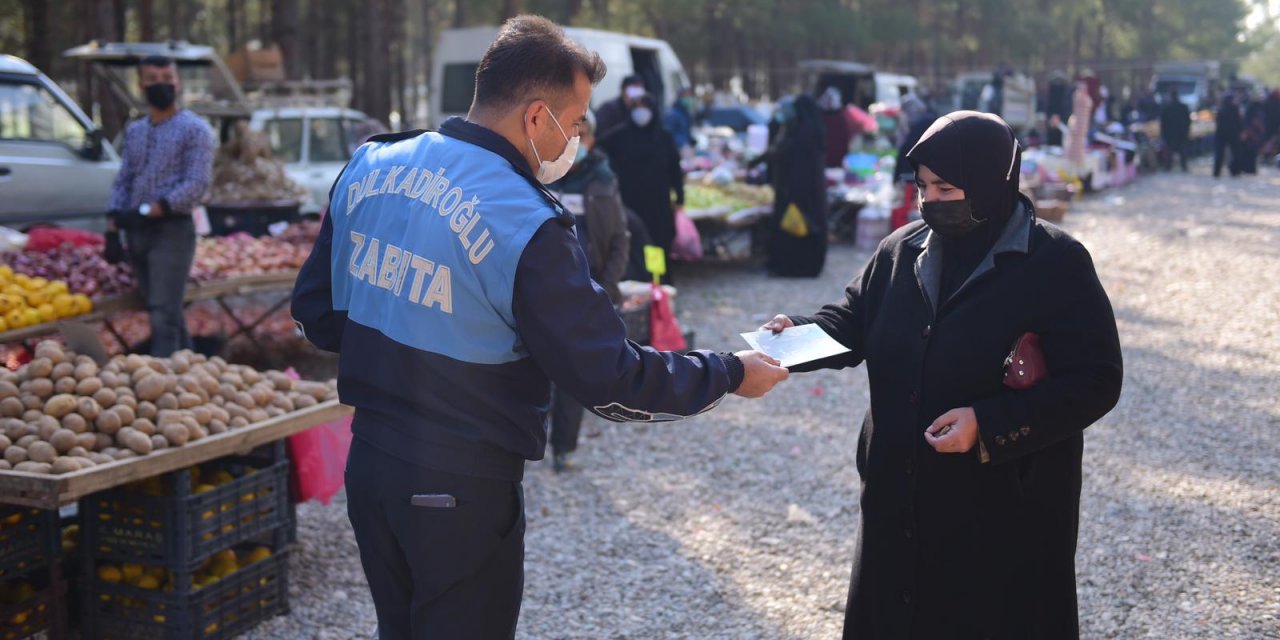 Kahramanmaraş’ta zabıta ekipleri Suriyeli göçmenleri broşür dağıtarak bilgilendirdi