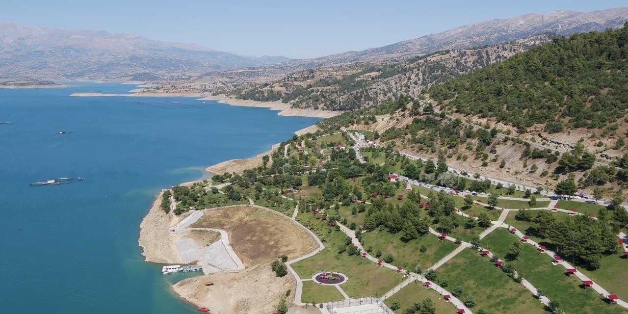 Kahramanmaraş'taki Menzelet Barajı tek başına 152 bin 027 konutun elektrik enerjisini karşılıyor