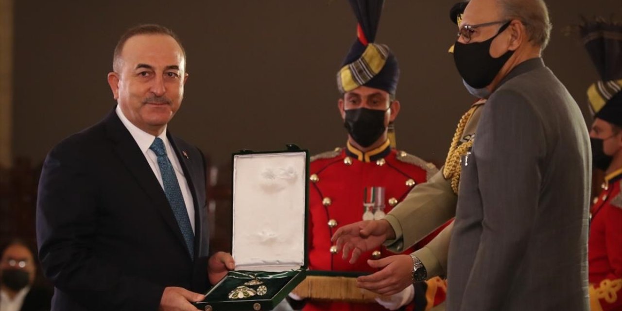 Pakistan'da Dışişleri Bakanı Çavuşoğlu'na devlet nişanı tevdi edildi