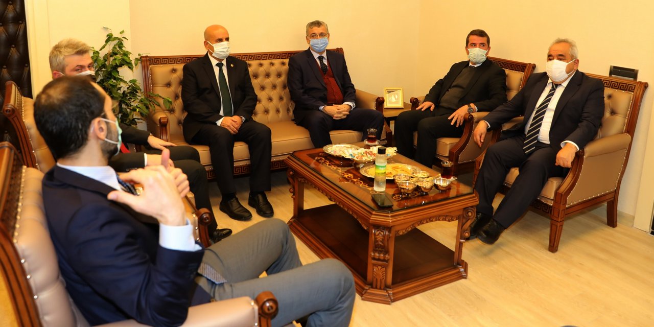 AK Parti Milletvekilleri İstiklal Üniversitesi’ni ziyaret etti