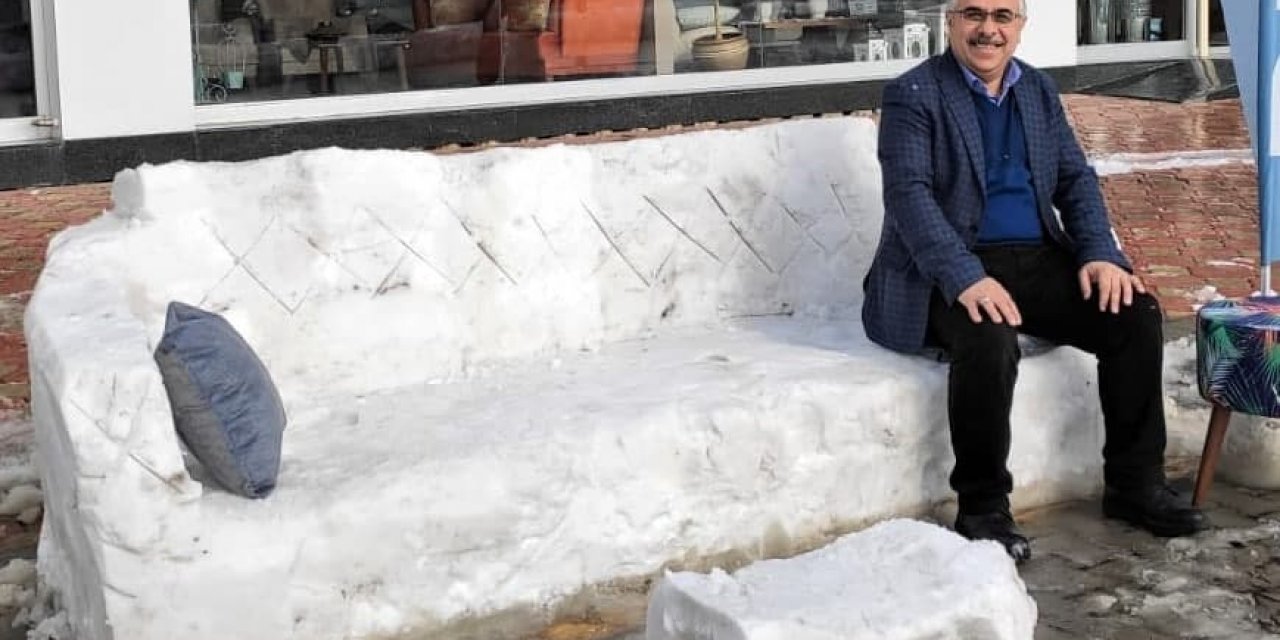 Kahramanmaraş’ta kardan kanepe yaptılar