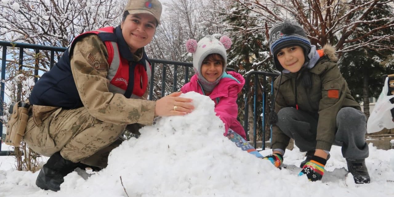 Kahramanmaraş'ta jandarma ve çocukların kartopu eğlencesi