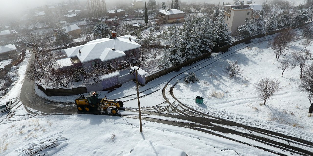 Kahramanmaraş’ın Dulkadiroğlu ilçesinde karla mücadele çalışmaları