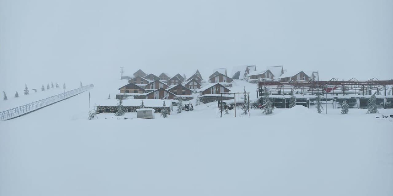 Yedikuyular Kayak Merkezi bir metreyi aşan kar kalınlığıyla hedef yükseltti