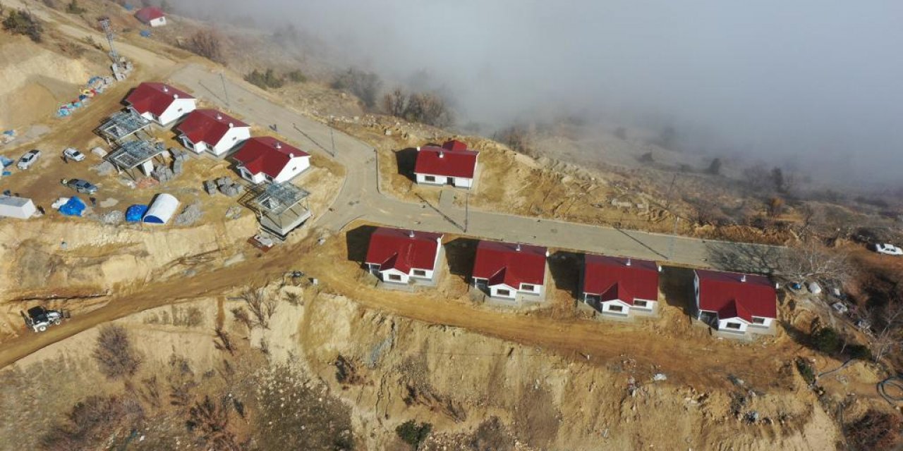 Malatya'da depremzedelerin yaraları sarılıyor