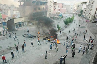 Hakkaride olaylar sürüyor