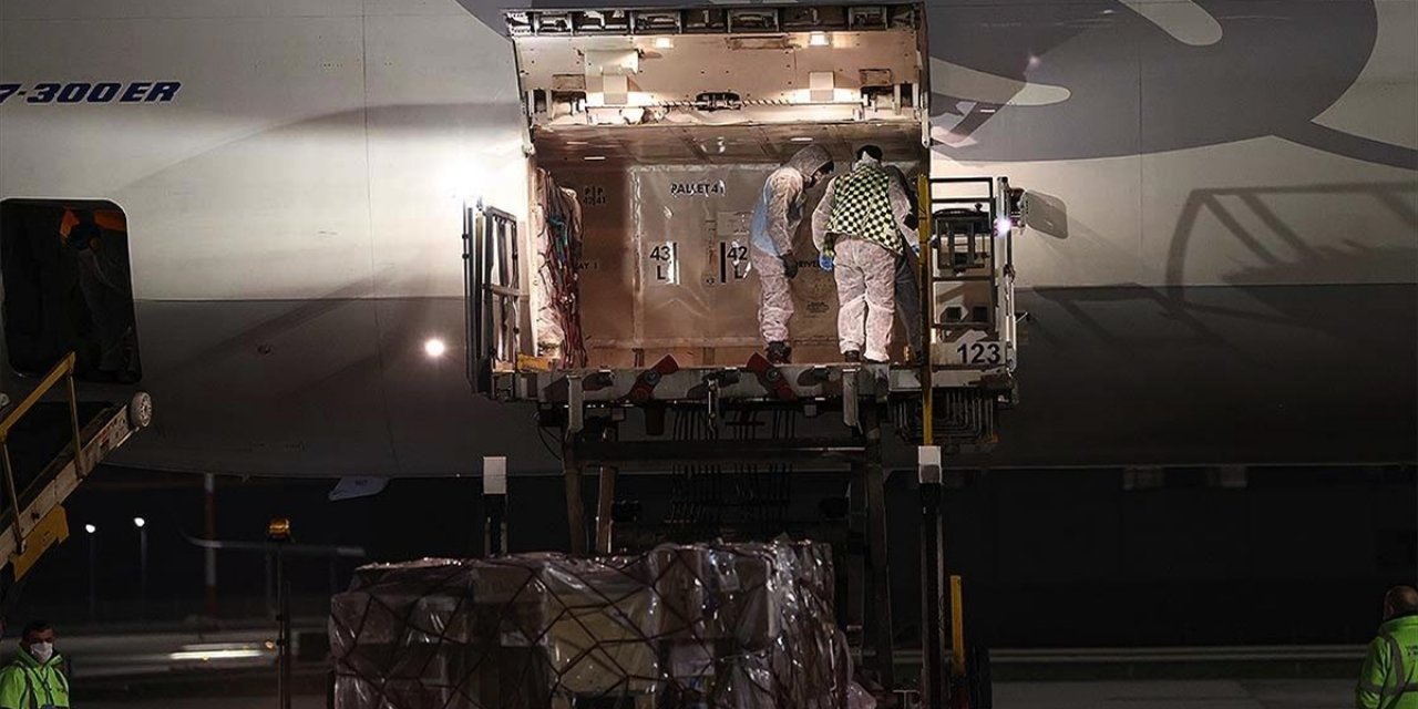 Çin'den sipariş edilen Kovid-19 aşılarının ikinci partisini taşıyan uçak Türkiye'ye geldi