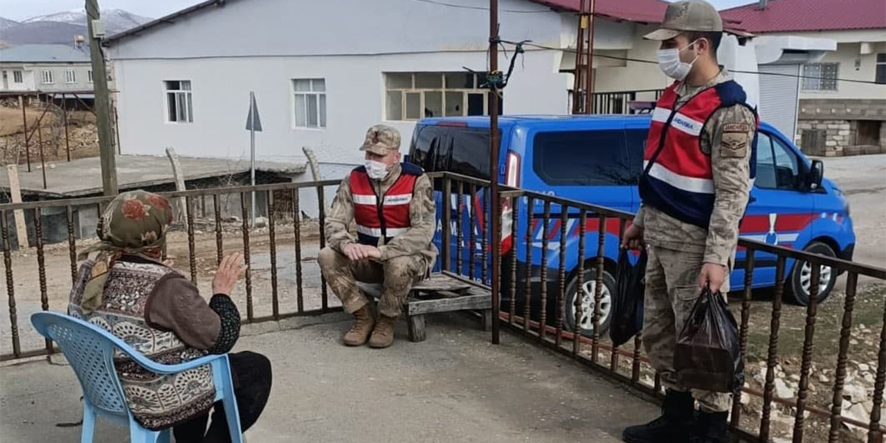 Kahramanmaraş'ta Jandarma yaşlılar haftasında gönülleri fethetti