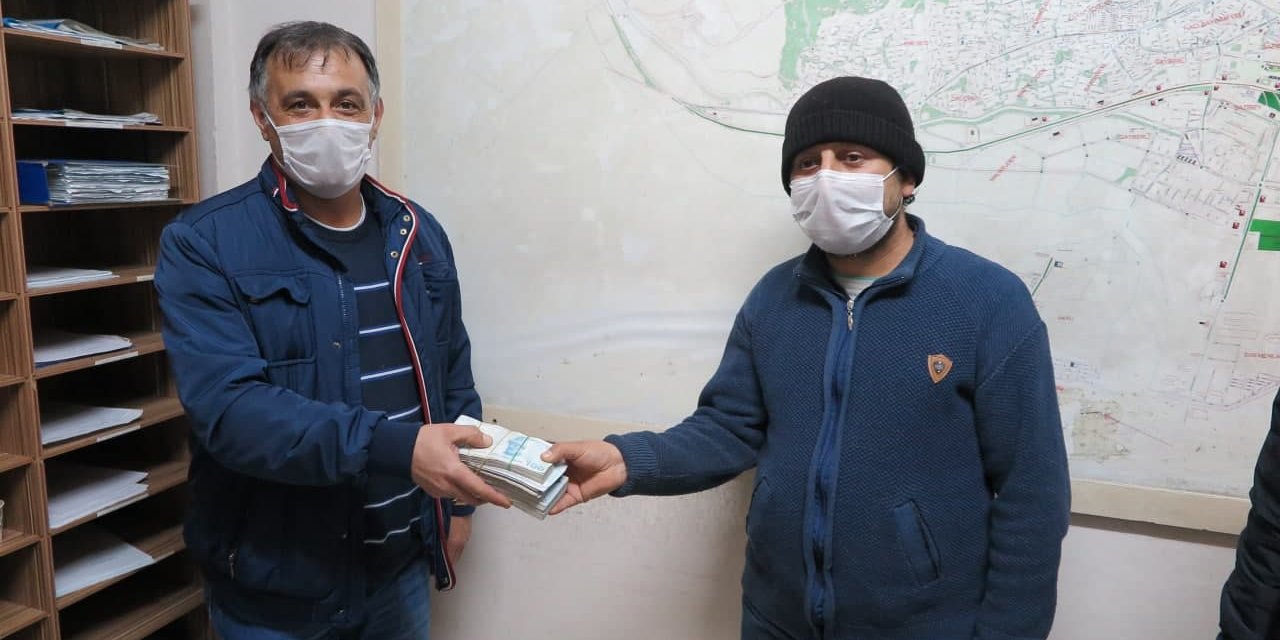 Kahramanmaraş'ta vatandaş yolda bulduğu 50 bin TL’yi hiç düşünmeden sahibine teslim etti