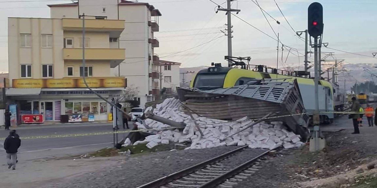 Kahramanmaraş’ta yük treni ile tır çarpıştı: 2 yaralı