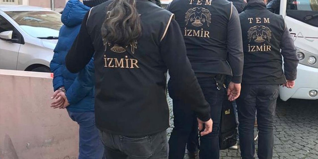 İzmir'de FETÖ'nün hücre evlerine yönelik operasyonda 35 şüpheli yakalandı