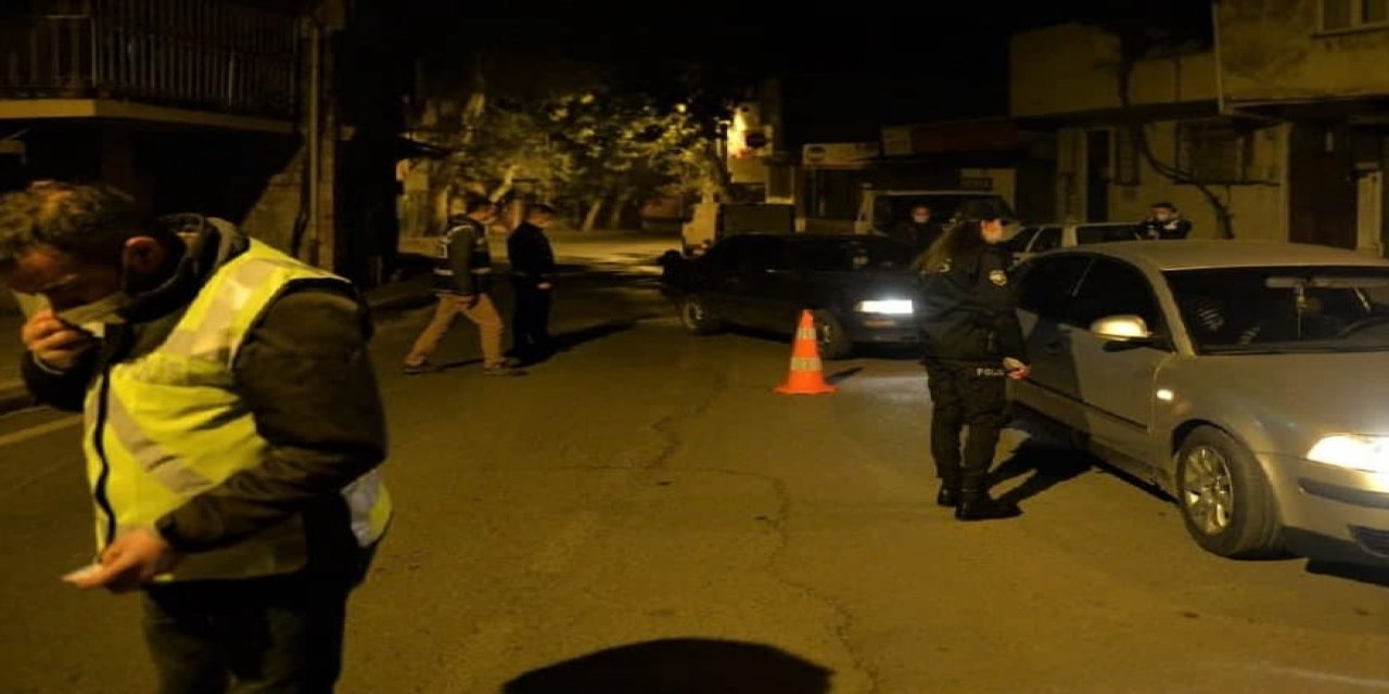 Kahramanmaraş'ta 'dur' ihtarına uymayan şahıs otomobili polislerin üzerine sürdü