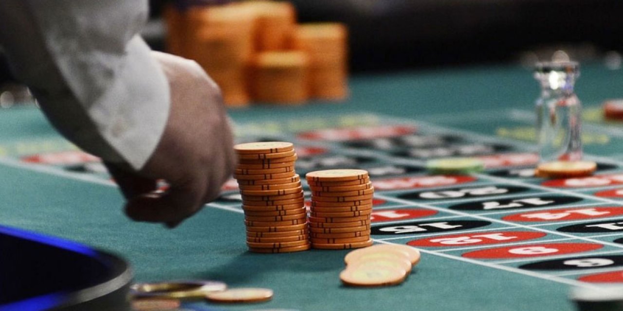 Kahramanmaraş'ta ruhsatsız iş yerinde kumar oynayan 14 kişi polise takıldı