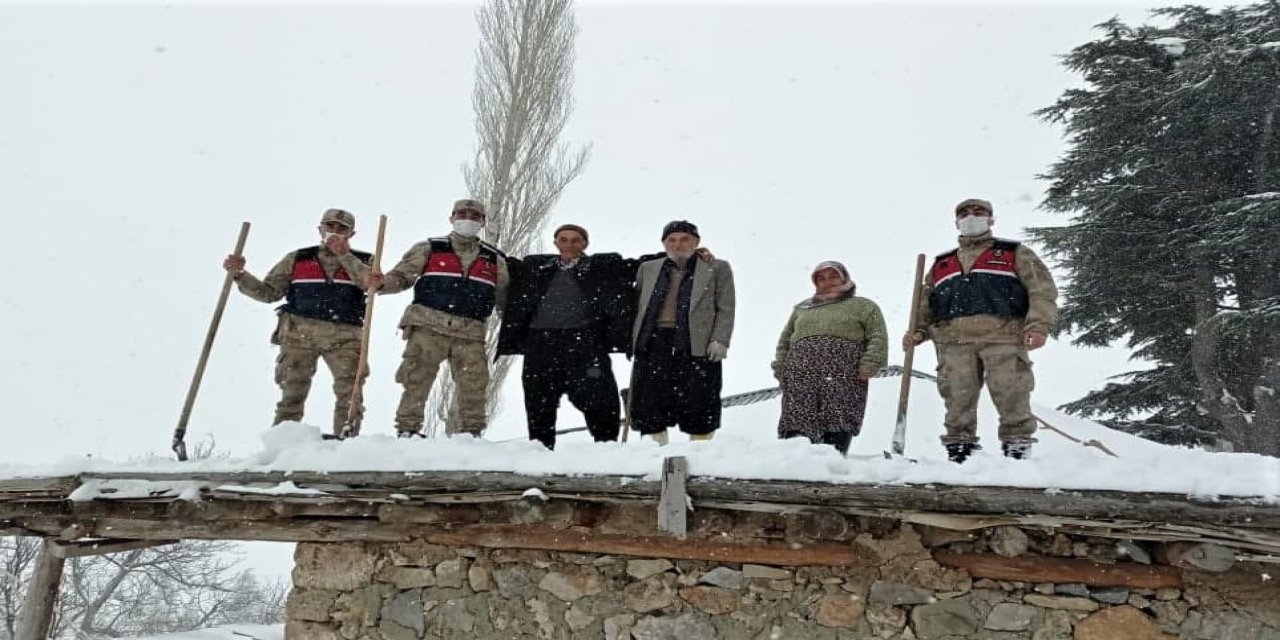 Kahramanmaraş'ta jandarma ekipleri yaşlı adamın çatısını kardan temizledi