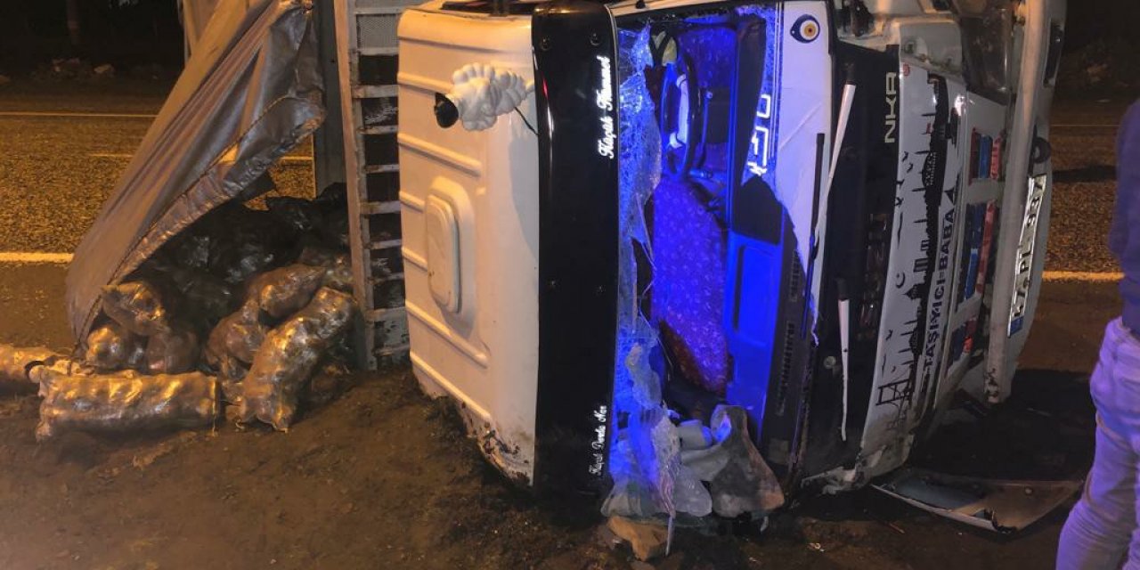 Kahramanmaraş’ta patates yüklü kamyon devrildi