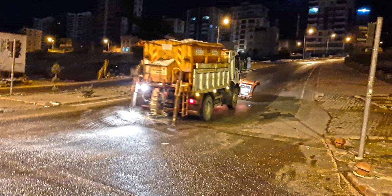 Kahramanmaraş’ta buzlanmaya karşı gece mesaisi