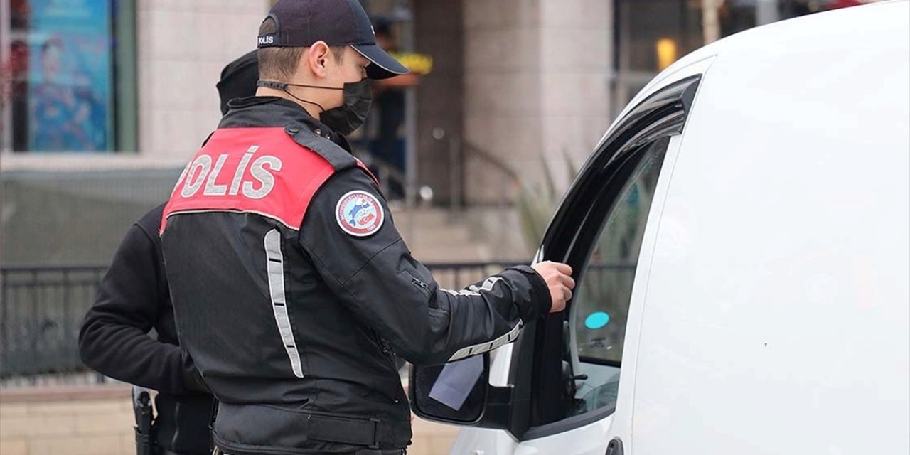 Ülke genelindeki 'Aranan Şahıslar ve Göçmen Kaçakçılığı Uygulaması'nda çeşitli suçlardan aranan 2 bin 475 kişi yakalandı