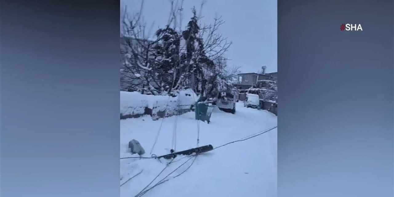 Kahramanmaraş'ta kar yağışı sonrası elektrik direkleri devrildi