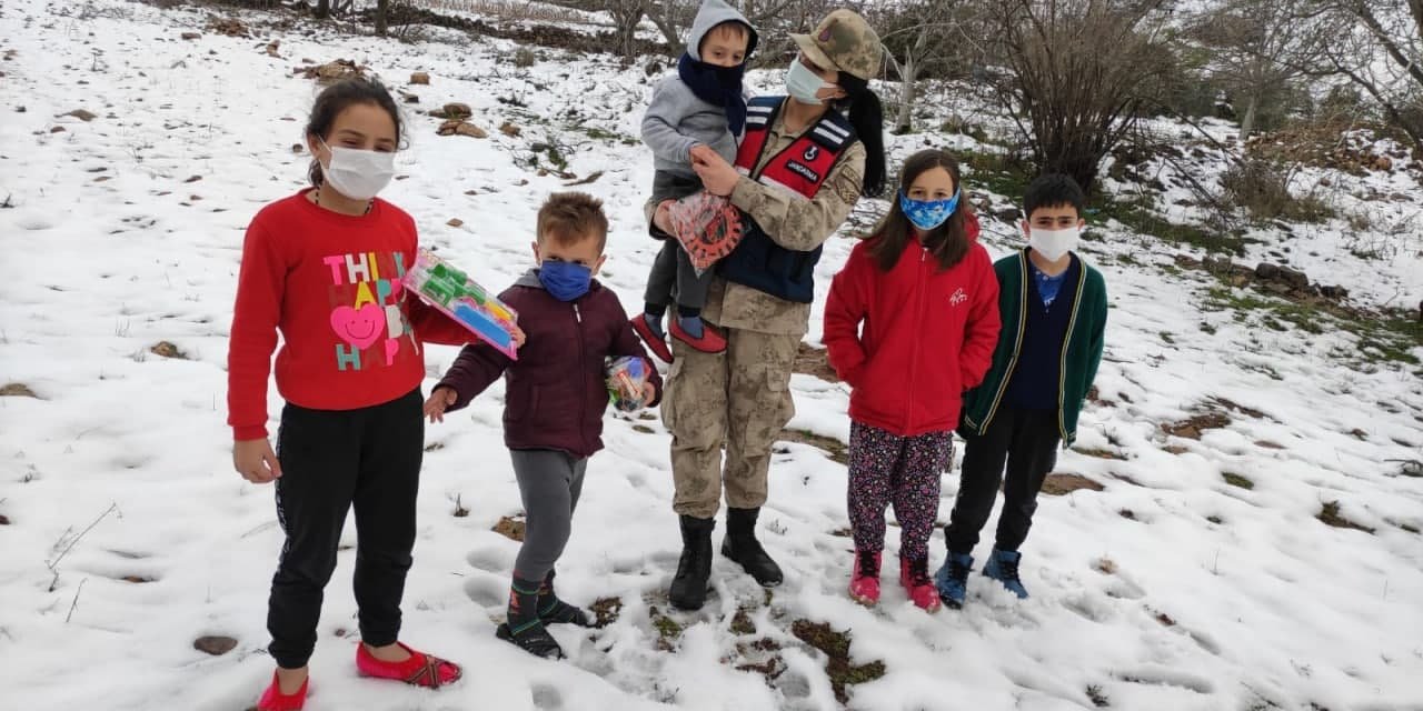 Kahramanmaraş'ta jandarma çocukları sevindirdi