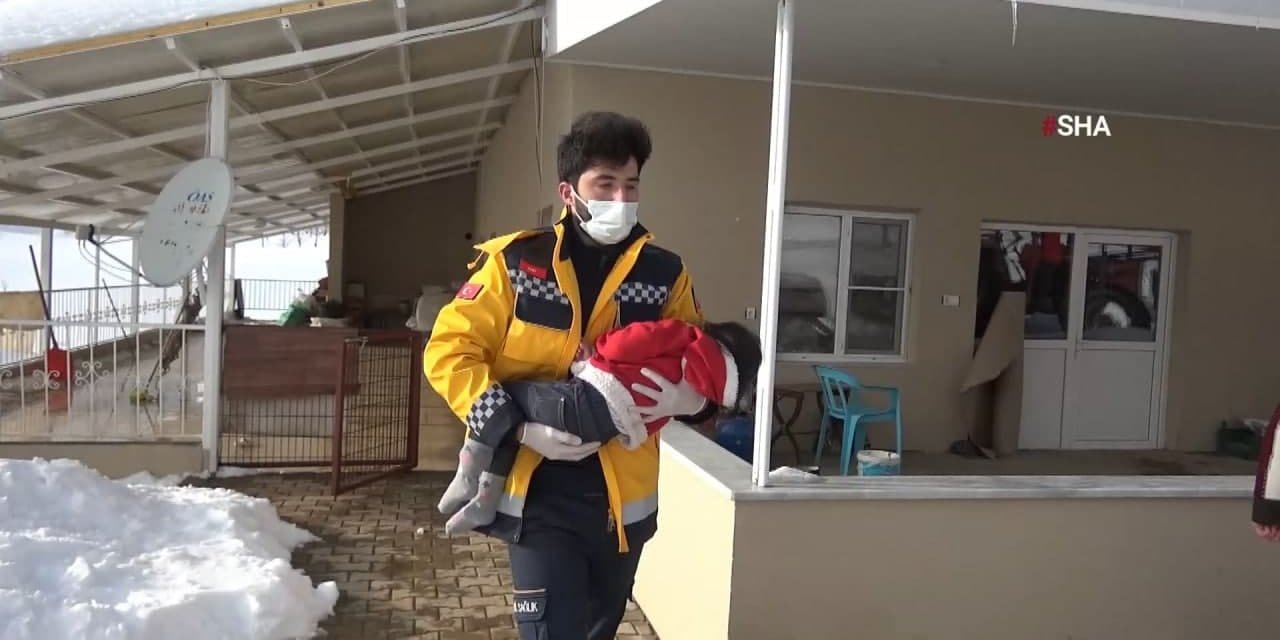 Kahramanmaraş’ta hastalanan Aylin bebeğe paletli ambulansla ulaştılar