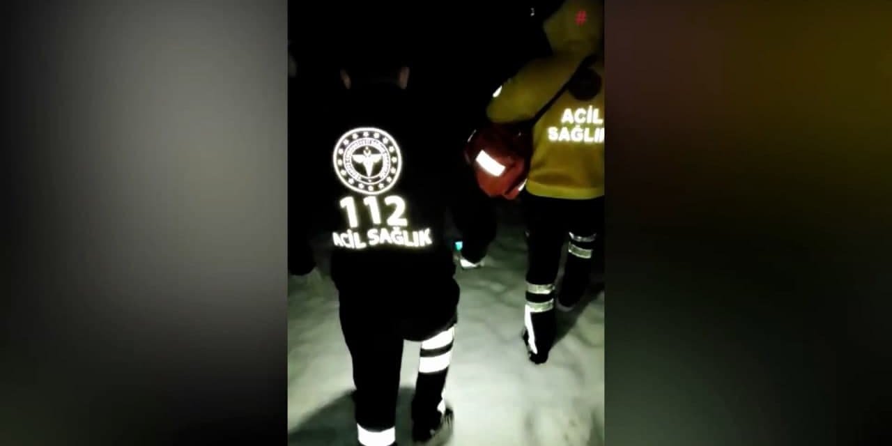 Kahramanmaraş'ta 112 Acil ekipleri hastaya ulaşmak için karlı yolları yürüyerek aştı