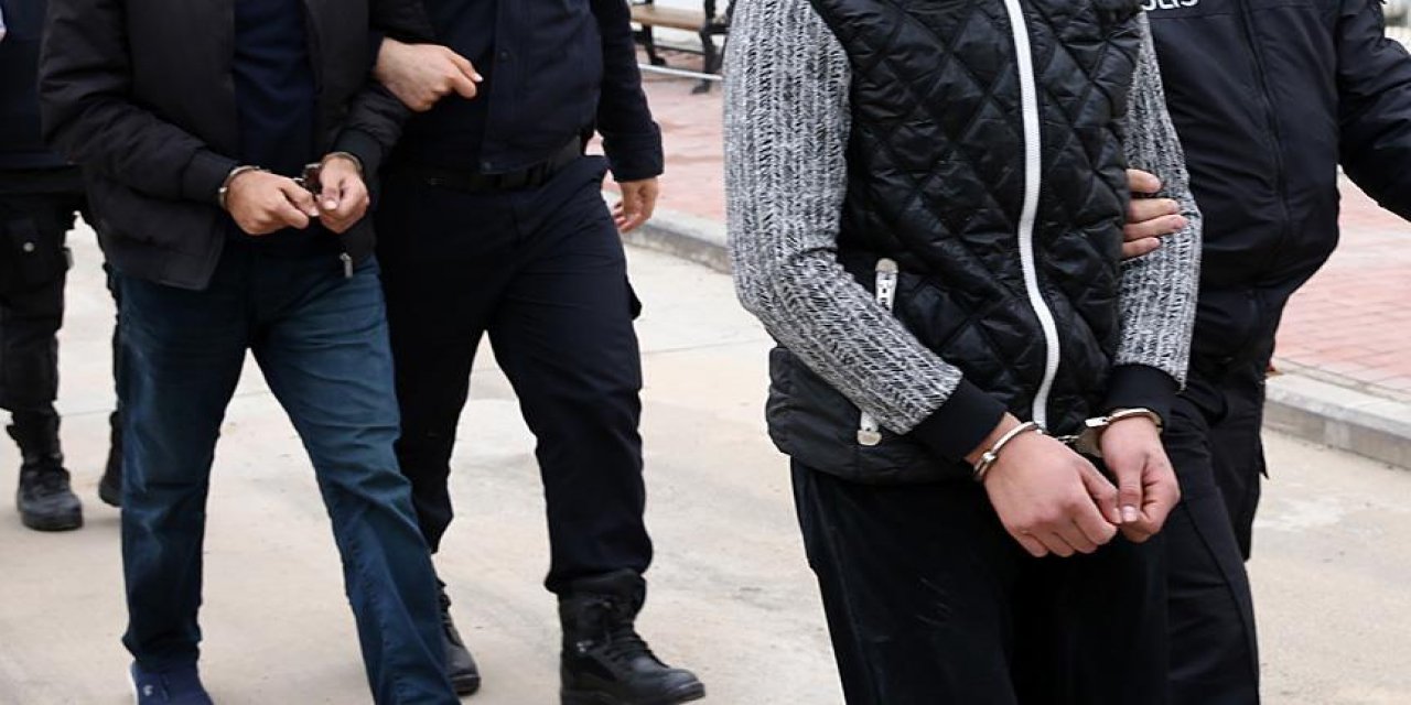 Kahramanmaraş'ta park halindeki otomobili çaldıkları iddiasıyla yakalanan 2 şüpheli tutuklandı