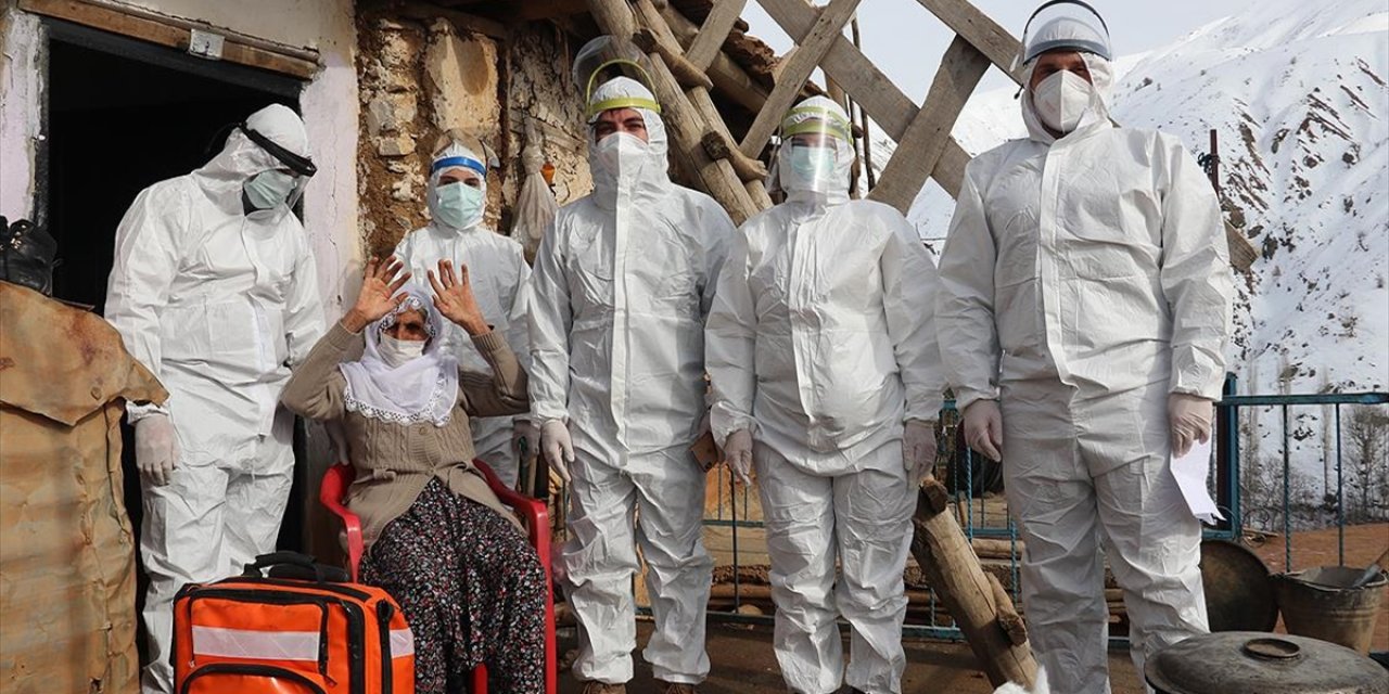 Sağlık çalışanları karlı yolları aşarak vatandaşlara Kovid-19 aşısı ulaştırıyor