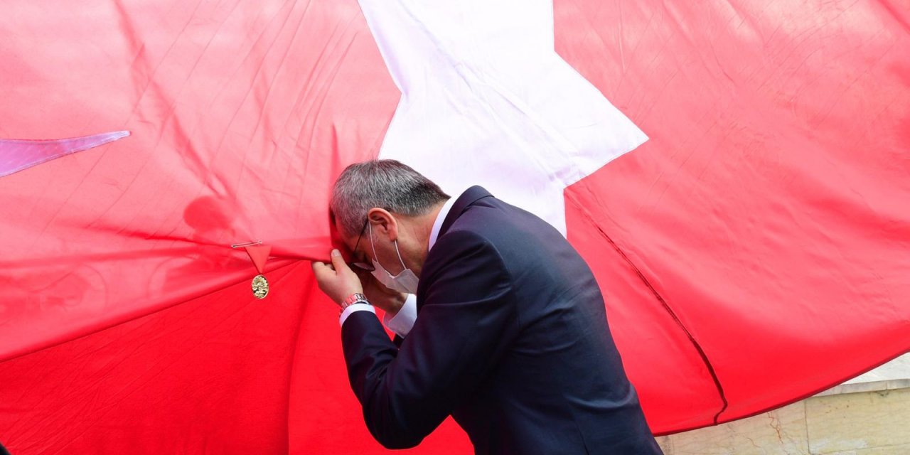 İstiklal Madalyası Şanlı Bayrağımıza takıldı
