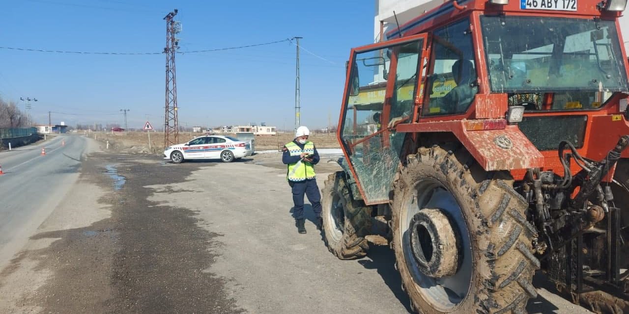 Jandarma motosikleti ve traktörleri denetledi