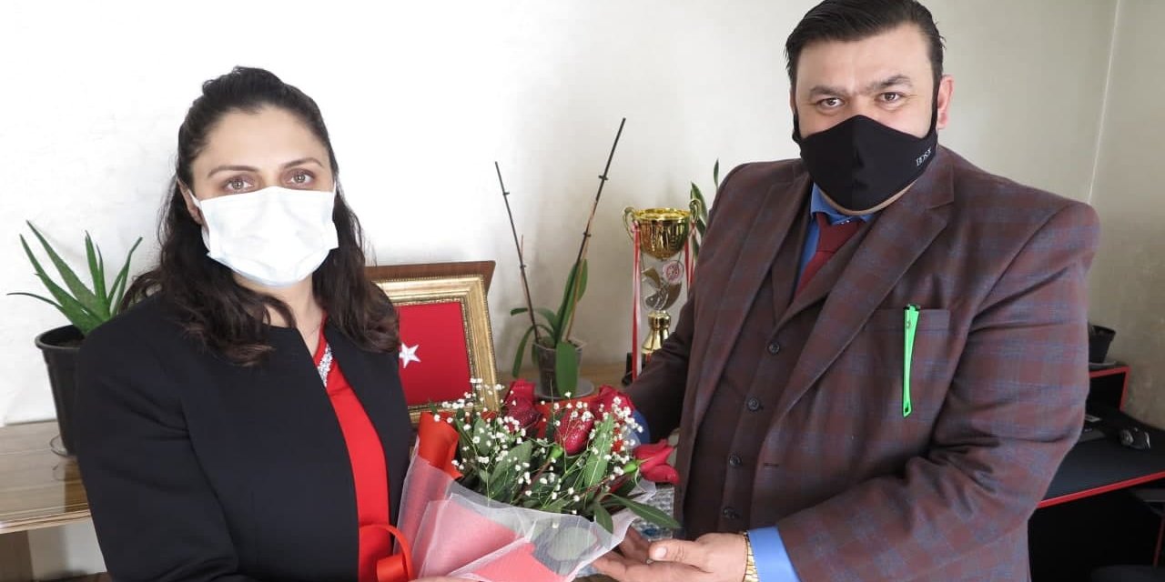 Kahramanmaraş'ta sevgililer gününde kadın gazetecilere gül dağıtıldı