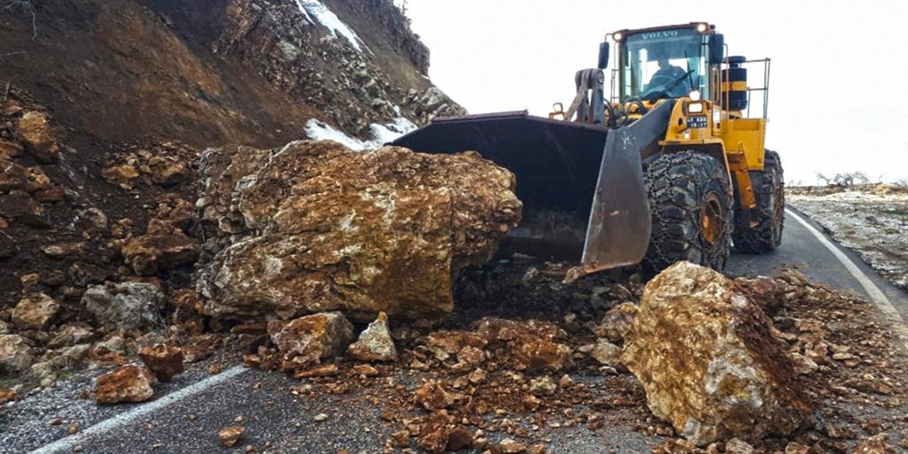 Kahramanmaraş’ta dev kayalar o yoldan kaldırıldı