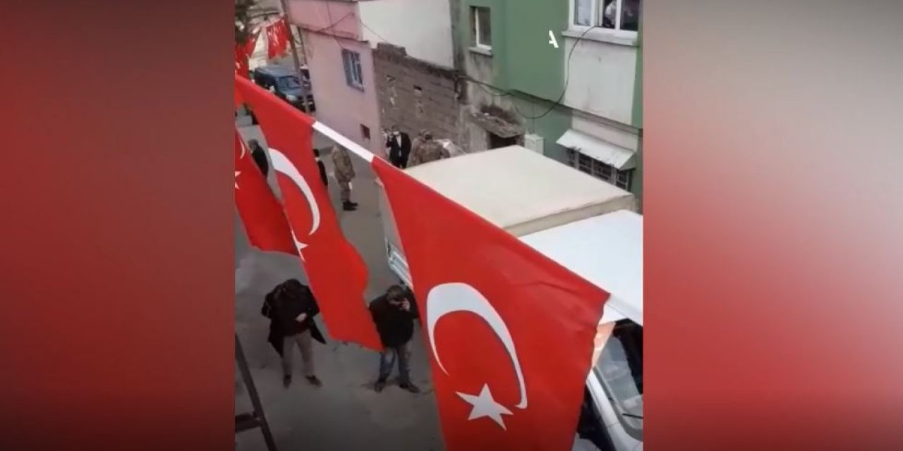 Şehit Uzman Çavuş Hüseyin Sarı'nın Kahramanmaraş'taki evine Türk bayrağı asıldı