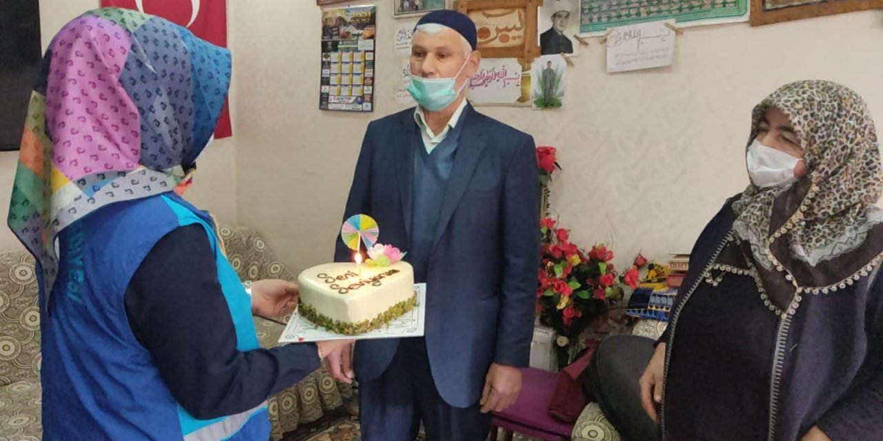 Hanefi Mahçiçek’ten 40 yıllık evli Pak çiftine pastalı sürpriz