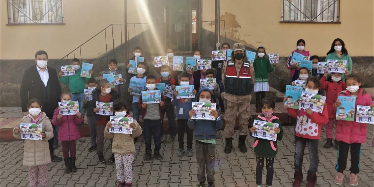 Kahramanmaraş'ta jandarma öğrencileri sevindirdi